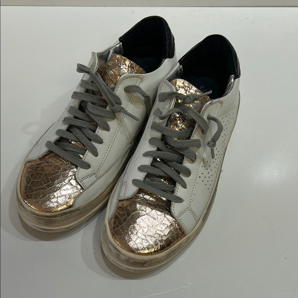 Metallic Toe Low-Top
Sneakers